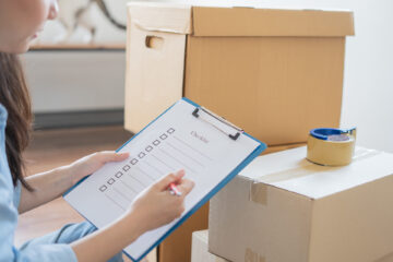 引っ越しリストをチェックする女性
