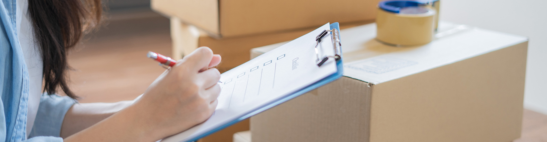 引っ越しチェックリストをつける手元