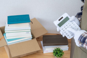 本を売る計算する手元